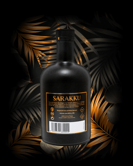 Produktbild von der SARAKKU Flasche 70cl (Rückseite) mit goldenen und schwarzen Blättern im Hintergrund.