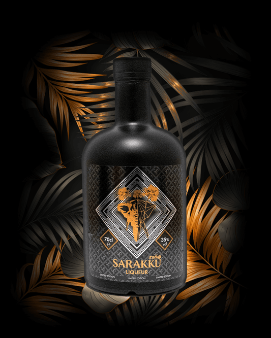 Produktbild von der SARAKKU Flasche 70cl (Vorderseite) mit goldenen und schwarzen Blättern im Hintergrund.